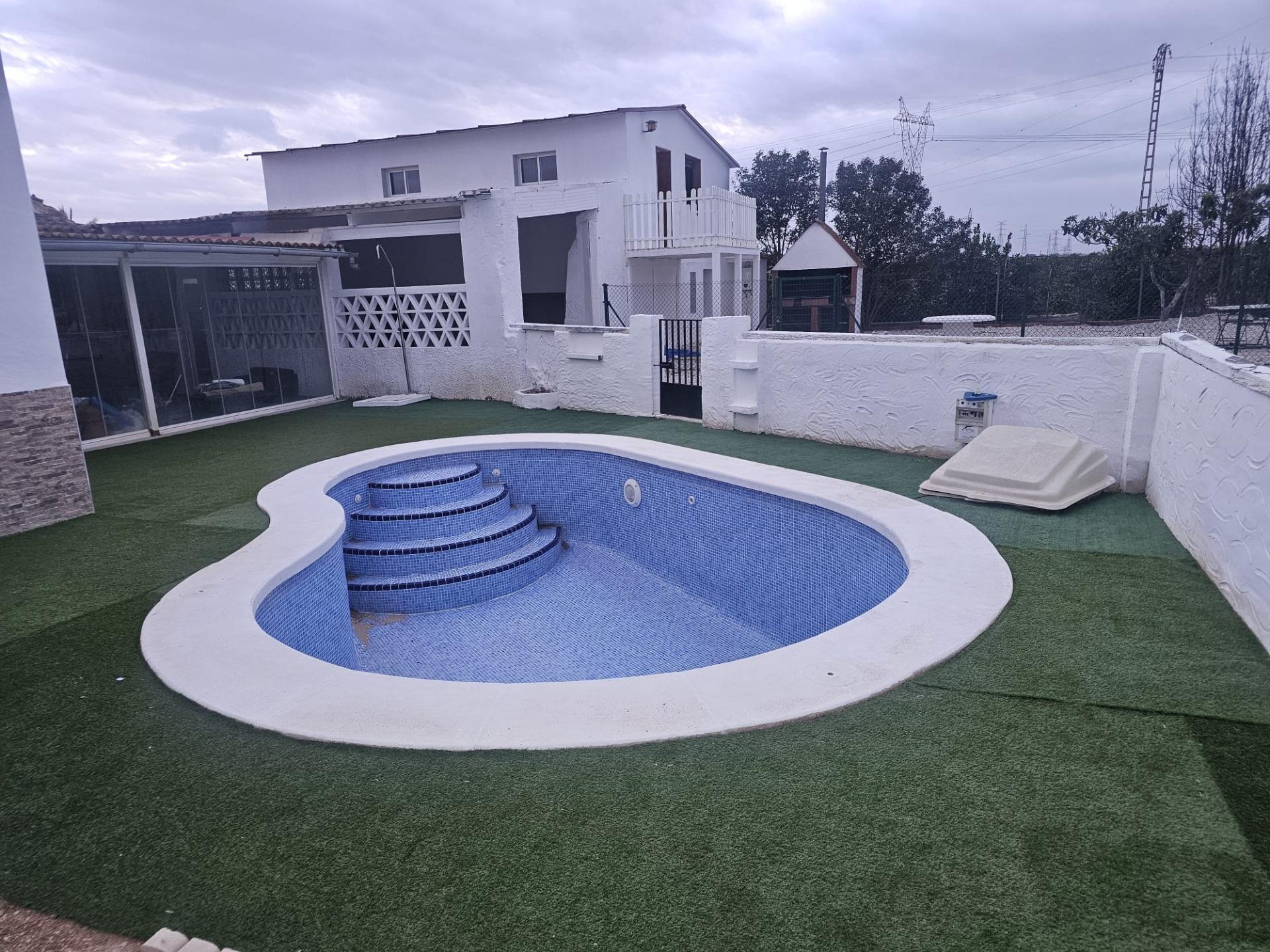 Villa Exclusiva en Cox: Doble Hogar y Gran Parcela, Villa de lujo en Cox, Alicante. Gran parcela de 2000m² con piscina, 3 viviendas y vistas. Ideal para familias, inversión o alquiler turístico. ¡Potencial único!