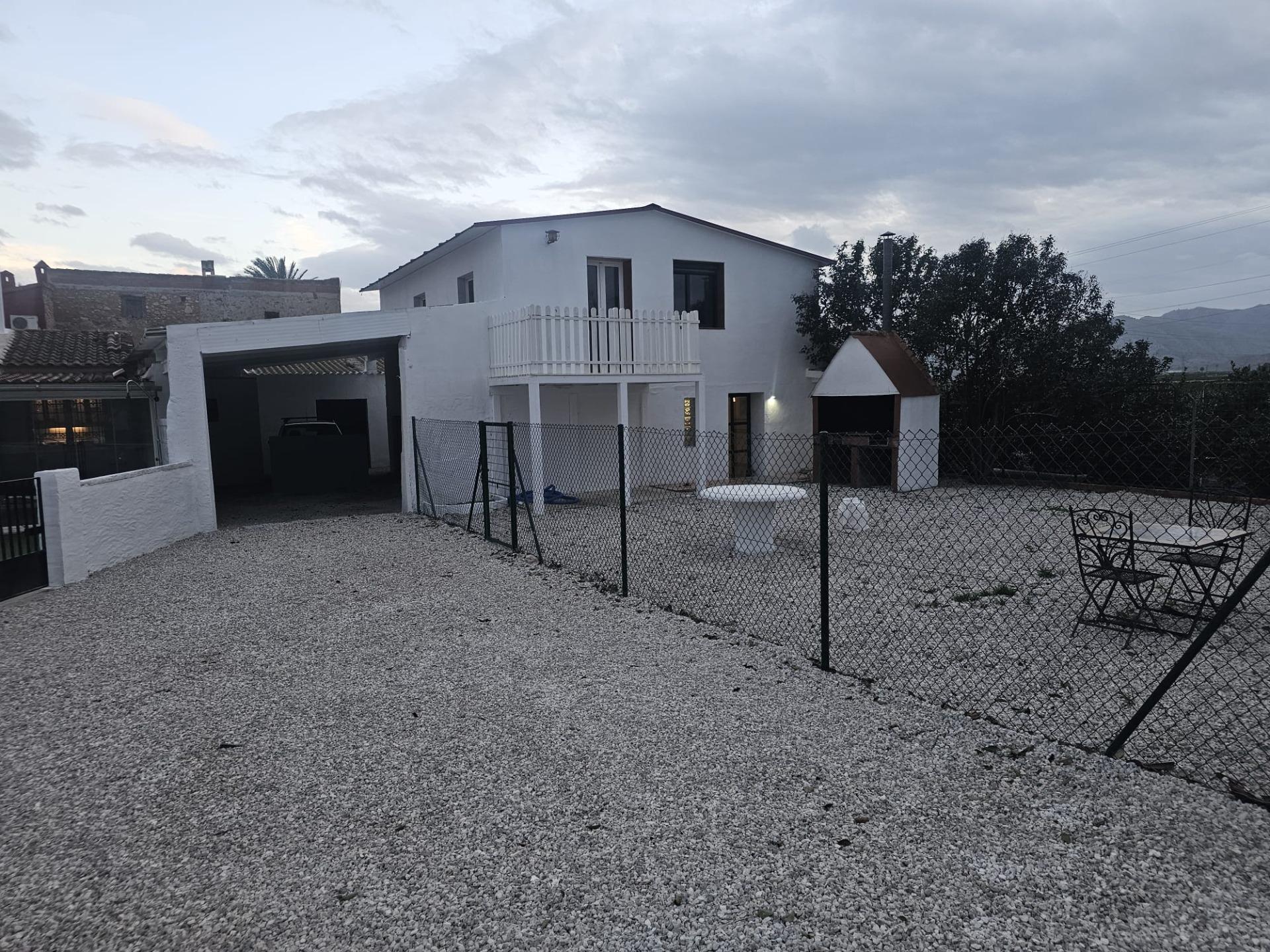 Villa Exclusiva en Cox: Doble Hogar y Gran Parcela, Villa de lujo en Cox, Alicante. Gran parcela de 2000m² con piscina, 3 viviendas y vistas. Ideal para familias, inversión o alquiler turístico. ¡Potencial único!