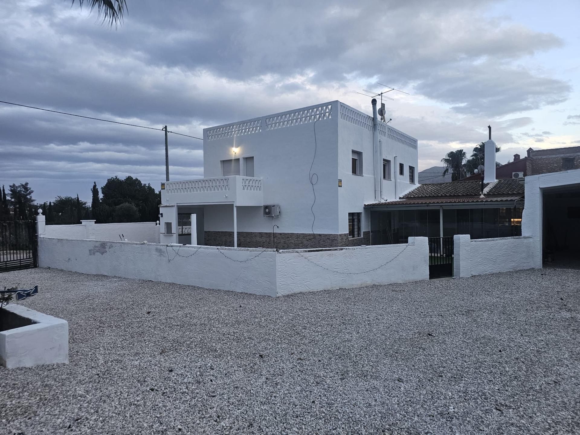 Villa Exclusiva en Cox: Doble Hogar y Gran Parcela, Villa de lujo en Cox, Alicante. Gran parcela de 2000m² con piscina, 3 viviendas y vistas. Ideal para familias, inversión o alquiler turístico. ¡Potencial único!