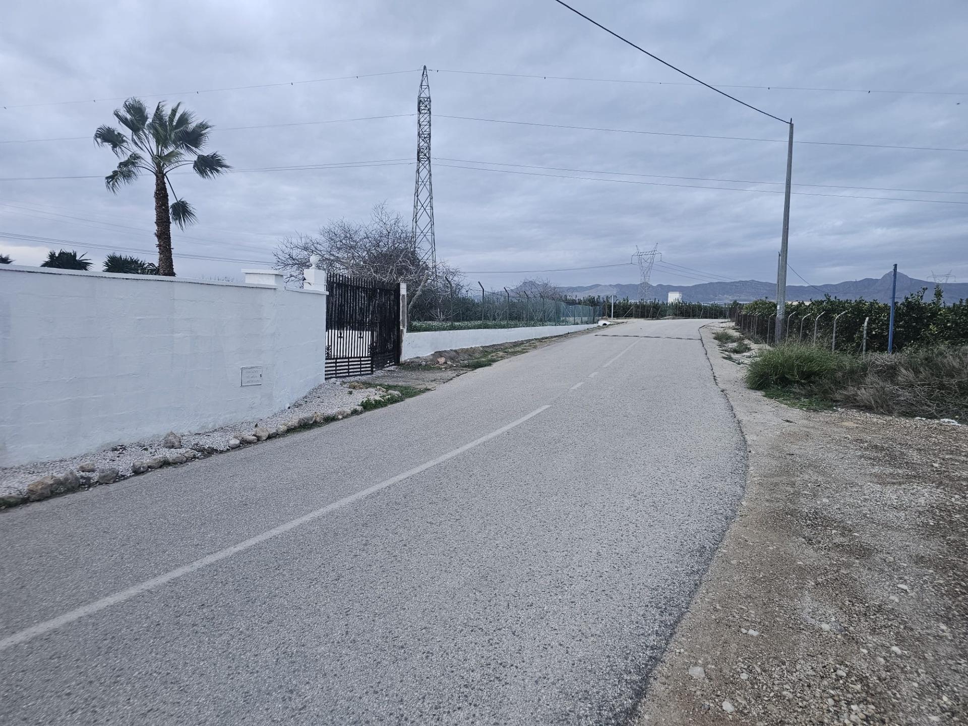 Villa Exclusiva en Cox: Doble Hogar y Gran Parcela, Villa de lujo en Cox, Alicante. Gran parcela de 2000m² con piscina, 3 viviendas y vistas. Ideal para familias, inversión o alquiler turístico. ¡Potencial único!