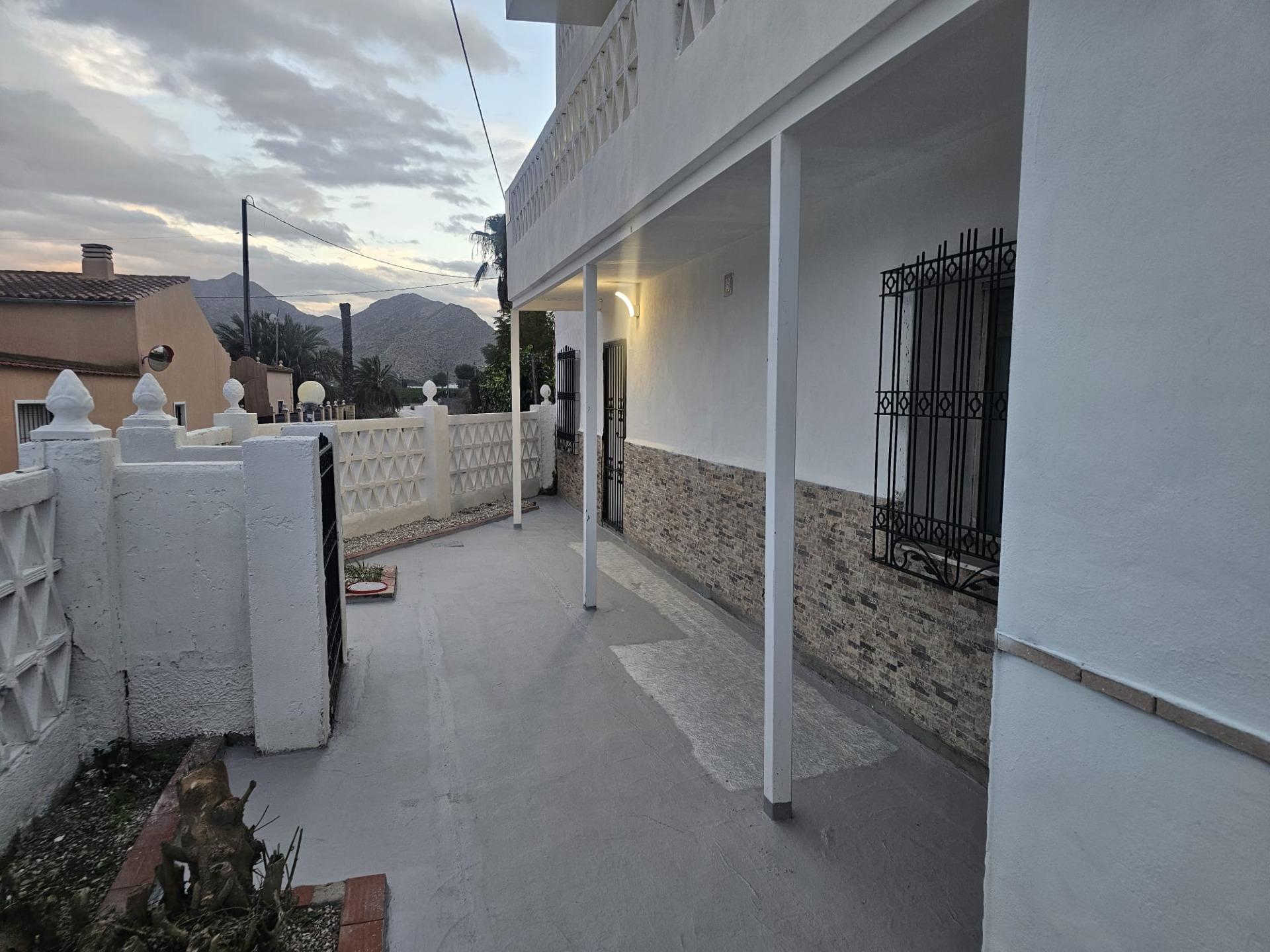 Villa Exclusiva en Cox: Doble Hogar y Gran Parcela, Villa de lujo en Cox, Alicante. Gran parcela de 2000m² con piscina, 3 viviendas y vistas. Ideal para familias, inversión o alquiler turístico. ¡Potencial único!