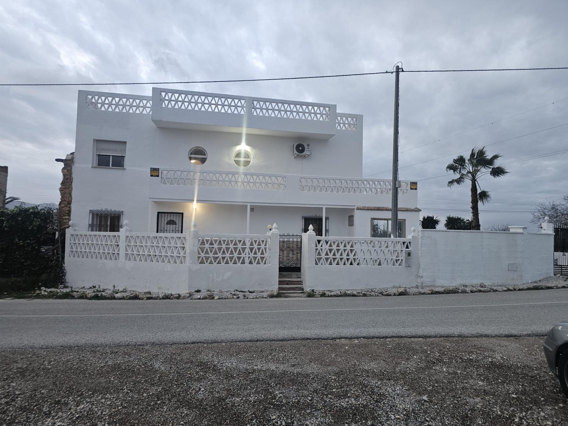 Villa Exclusiva en Cox: Doble Hogar y Gran Parcela, Villa de lujo en Cox, Alicante. Gran parcela de 2000m² con piscina, 3 viviendas y vistas. Ideal para familias, inversión o alquiler turístico. ¡Potencial único!
