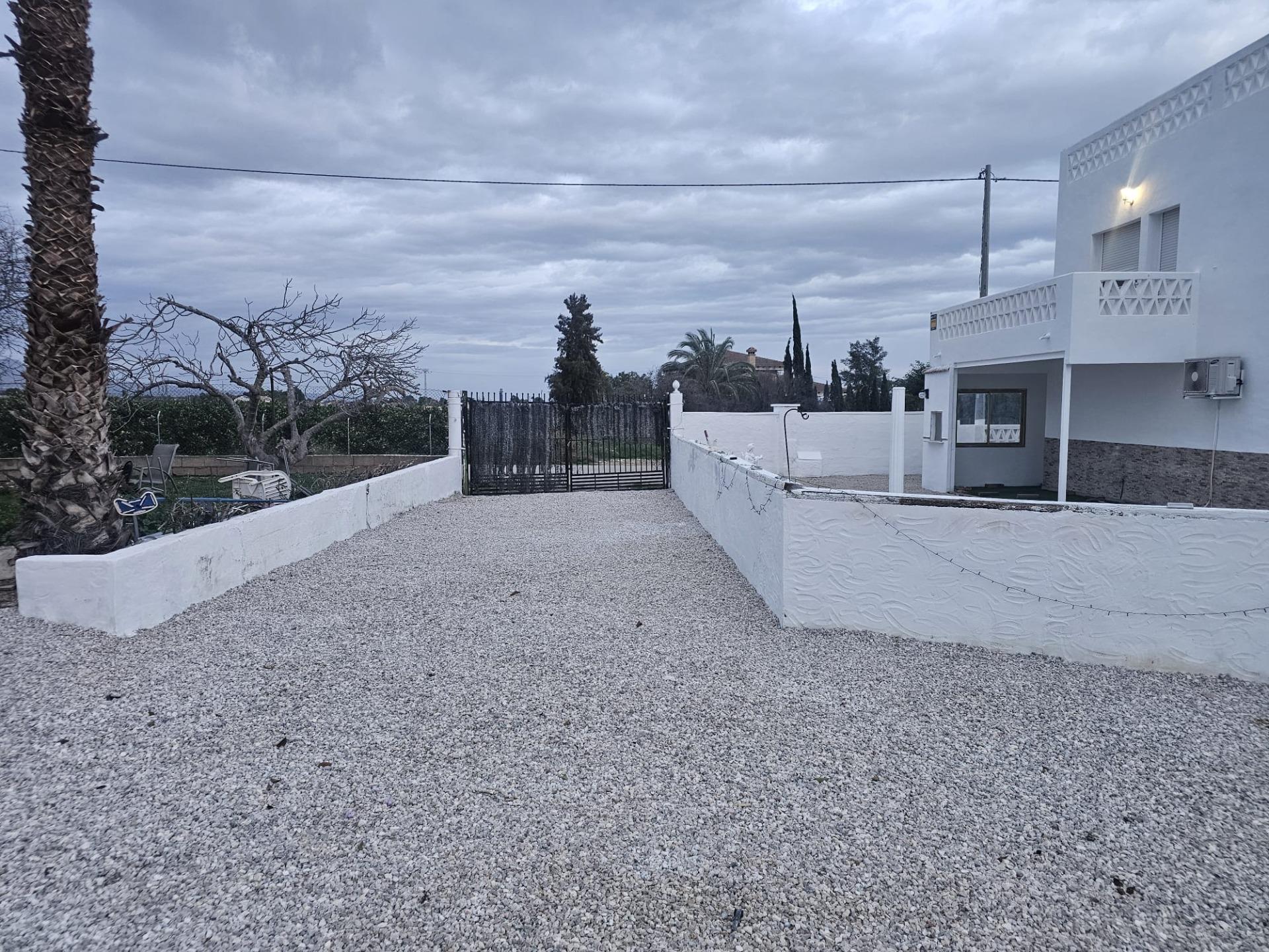 Villa Exclusiva en Cox: Doble Hogar y Gran Parcela, Villa de lujo en Cox, Alicante. Gran parcela de 2000m² con piscina, 3 viviendas y vistas. Ideal para familias, inversión o alquiler turístico. ¡Potencial único!