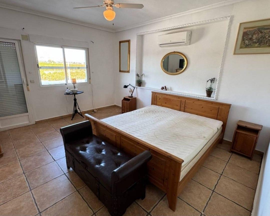 Villa Exclusiva en Cox: Doble Hogar y Gran Parcela, Villa de lujo en Cox, Alicante. Gran parcela de 2000m² con piscina, 3 viviendas y vistas. Ideal para familias, inversión o alquiler turístico. ¡Potencial único!