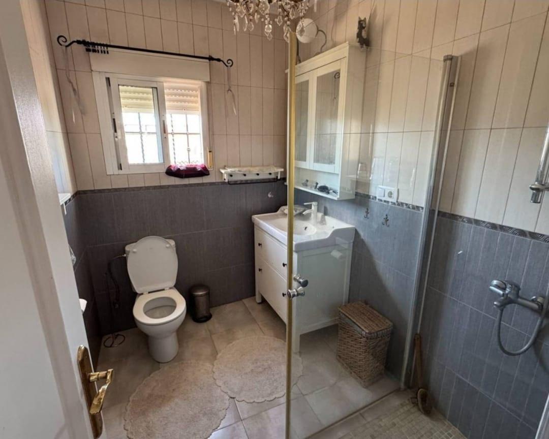 Villa Exclusiva en Cox: Doble Hogar y Gran Parcela, Villa de lujo en Cox, Alicante. Gran parcela de 2000m² con piscina, 3 viviendas y vistas. Ideal para familias, inversión o alquiler turístico. ¡Potencial único!