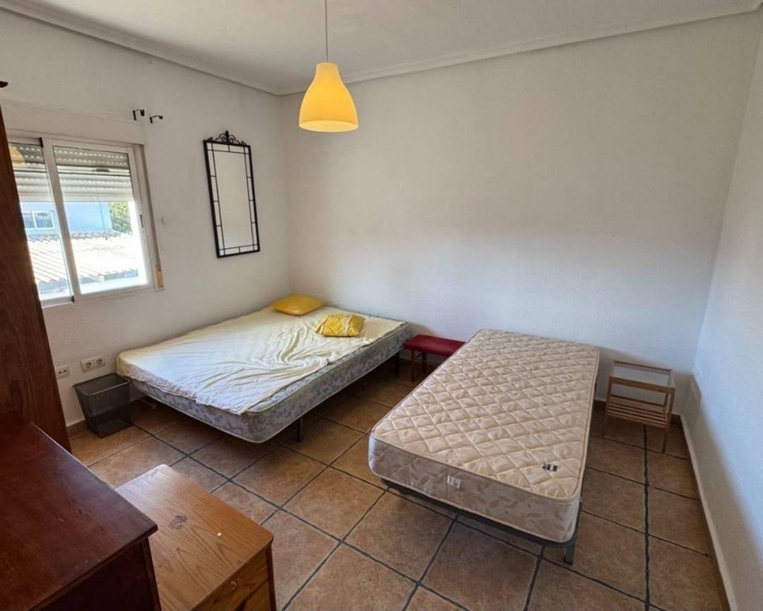 Villa Exclusiva en Cox: Doble Hogar y Gran Parcela, Villa de lujo en Cox, Alicante. Gran parcela de 2000m² con piscina, 3 viviendas y vistas. Ideal para familias, inversión o alquiler turístico. ¡Potencial único!