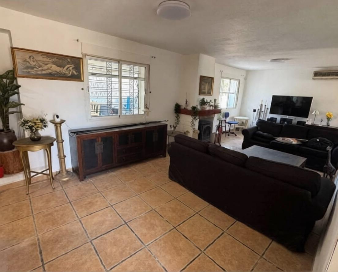 Villa Exclusiva en Cox: Doble Hogar y Gran Parcela, Villa de lujo en Cox, Alicante. Gran parcela de 2000m² con piscina, 3 viviendas y vistas. Ideal para familias, inversión o alquiler turístico. ¡Potencial único!
