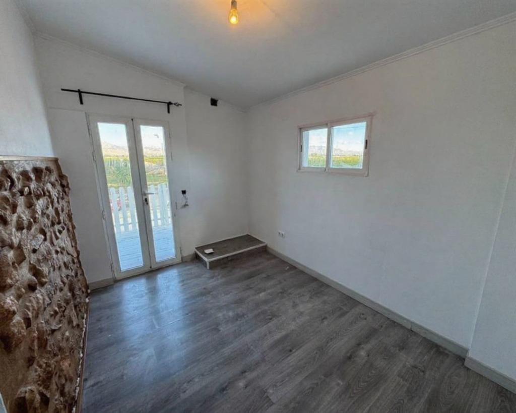 Villa Exclusiva en Cox: Doble Hogar y Gran Parcela, Villa de lujo en Cox, Alicante. Gran parcela de 2000m² con piscina, 3 viviendas y vistas. Ideal para familias, inversión o alquiler turístico. ¡Potencial único!