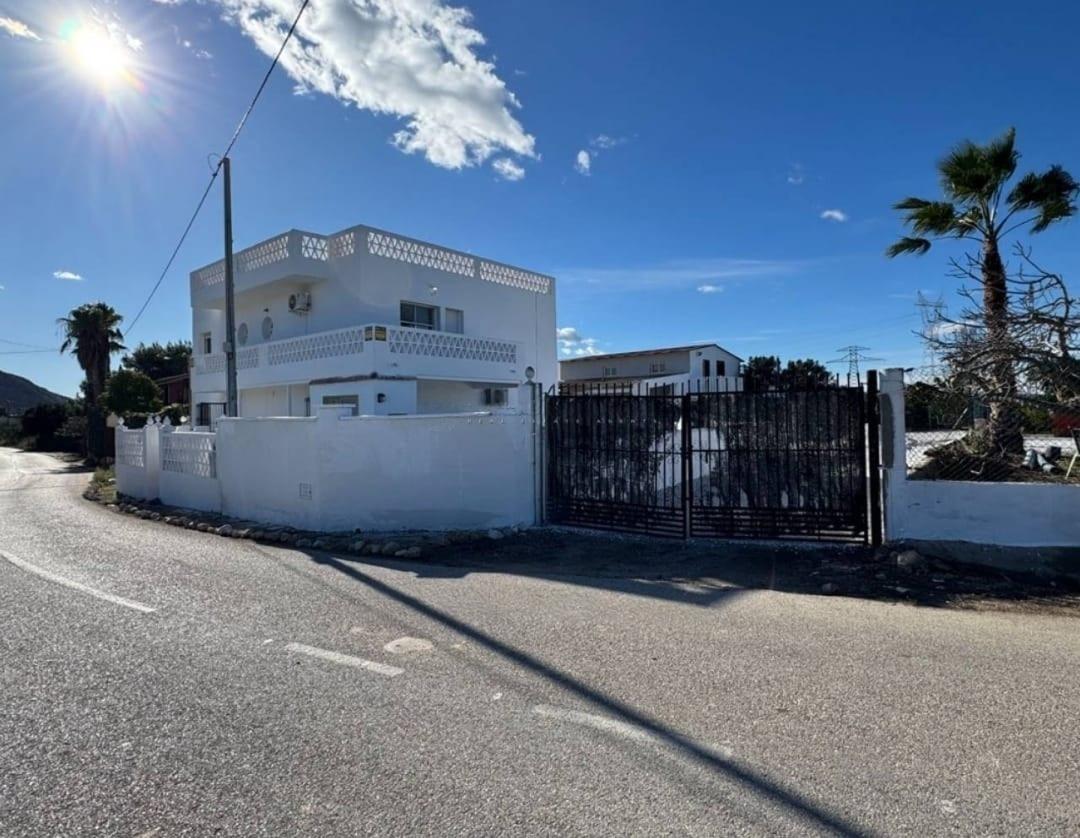 Villa Exclusiva en Cox: Doble Hogar y Gran Parcela, Villa de lujo en Cox, Alicante. Gran parcela de 2000m² con piscina, 3 viviendas y vistas. Ideal para familias, inversión o alquiler turístico. ¡Potencial único!