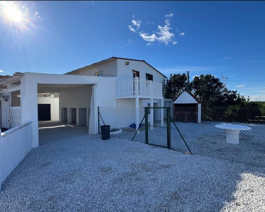 Villa Exclusiva en Cox: Doble Hogar y Gran Parcela, Villa de lujo en Cox, Alicante. Gran parcela de 2000m² con piscina, 3 viviendas y vistas. Ideal para familias, inversión o alquiler turístico. ¡Potencial único!