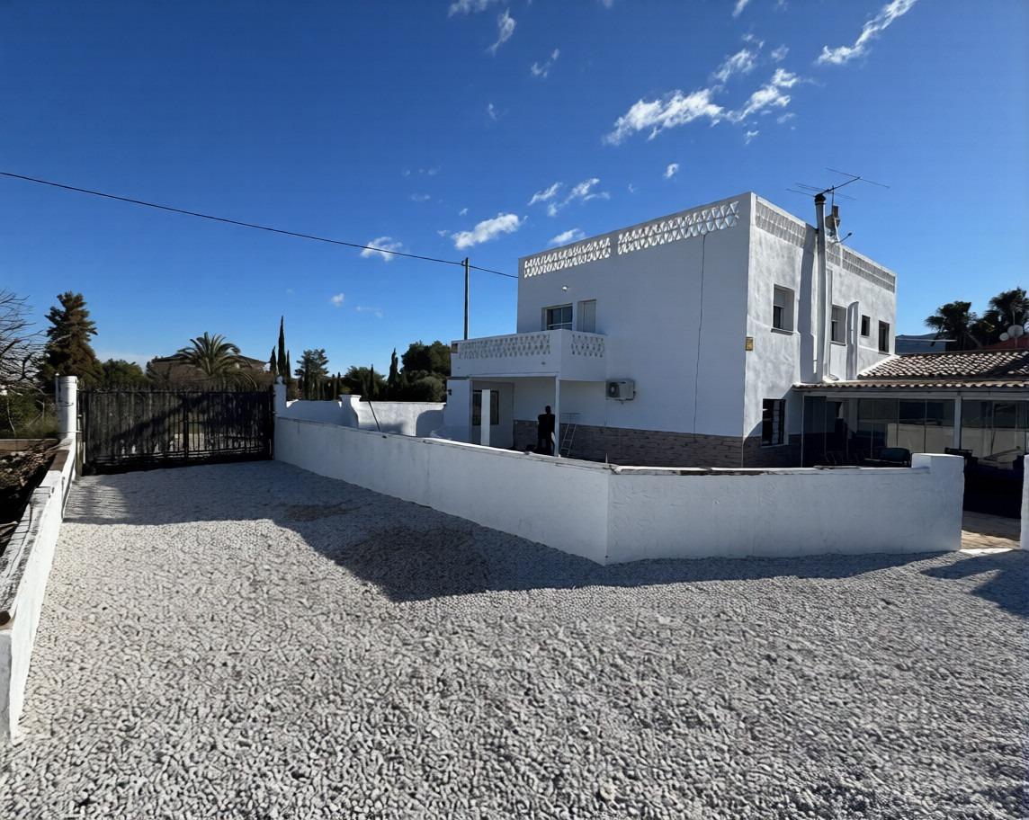Villa Exclusiva en Cox: Doble Hogar y Gran Parcela, Villa de lujo en Cox, Alicante. Gran parcela de 2000m² con piscina, 3 viviendas y vistas. Ideal para familias, inversión o alquiler turístico. ¡Potencial único!