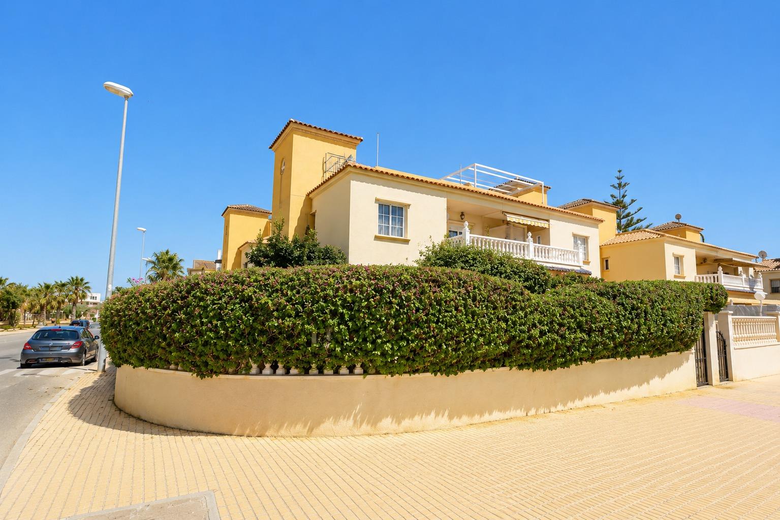 Orihuela Costa: Bungalow con Jardín, Sol y Playa, Bungalow en Lomas de Cabo Roig, Orihuela Costa. Disfruta el estilo de vida mediterráneo a 5 min de playas. Parcela privada, jardín, piscina comunitaria. ¡Listo