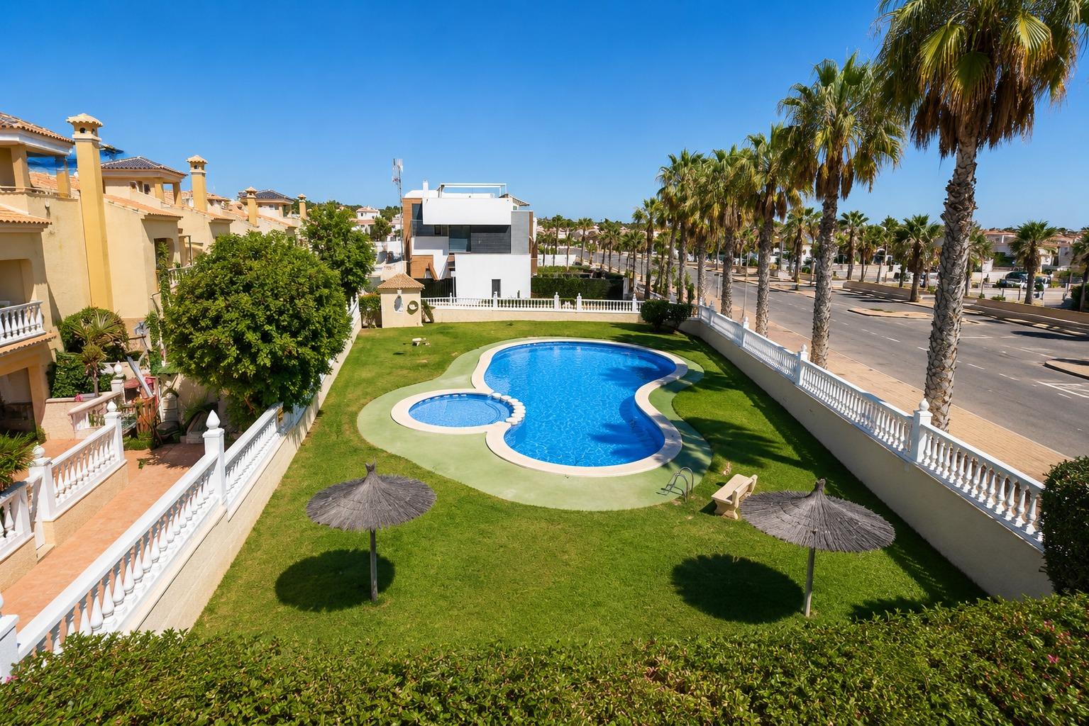 Orihuela Costa: Bungalow con Jardín, Sol y Playa, Bungalow en Lomas de Cabo Roig, Orihuela Costa. Disfruta el estilo de vida mediterráneo a 5 min de playas. Parcela privada, jardín, piscina comunitaria. ¡Listo