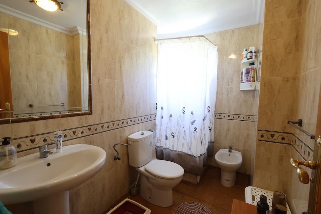 Orihuela Costa: Bungalow con Jardín, Sol y Playa, Bungalow en Lomas de Cabo Roig, Orihuela Costa. Disfruta el estilo de vida mediterráneo a 5 min de playas. Parcela privada, jardín, piscina comunitaria. ¡Listo