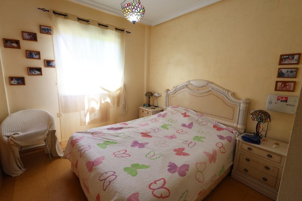 Orihuela Costa: Bungalow con Jardín, Sol y Playa, Bungalow en Lomas de Cabo Roig, Orihuela Costa. Disfruta el estilo de vida mediterráneo a 5 min de playas. Parcela privada, jardín, piscina comunitaria. ¡Listo