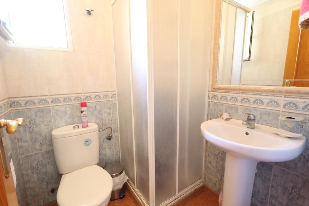 Orihuela Costa: Bungalow con Jardín, Sol y Playa, Bungalow en Lomas de Cabo Roig, Orihuela Costa. Disfruta el estilo de vida mediterráneo a 5 min de playas. Parcela privada, jardín, piscina comunitaria. ¡Listo