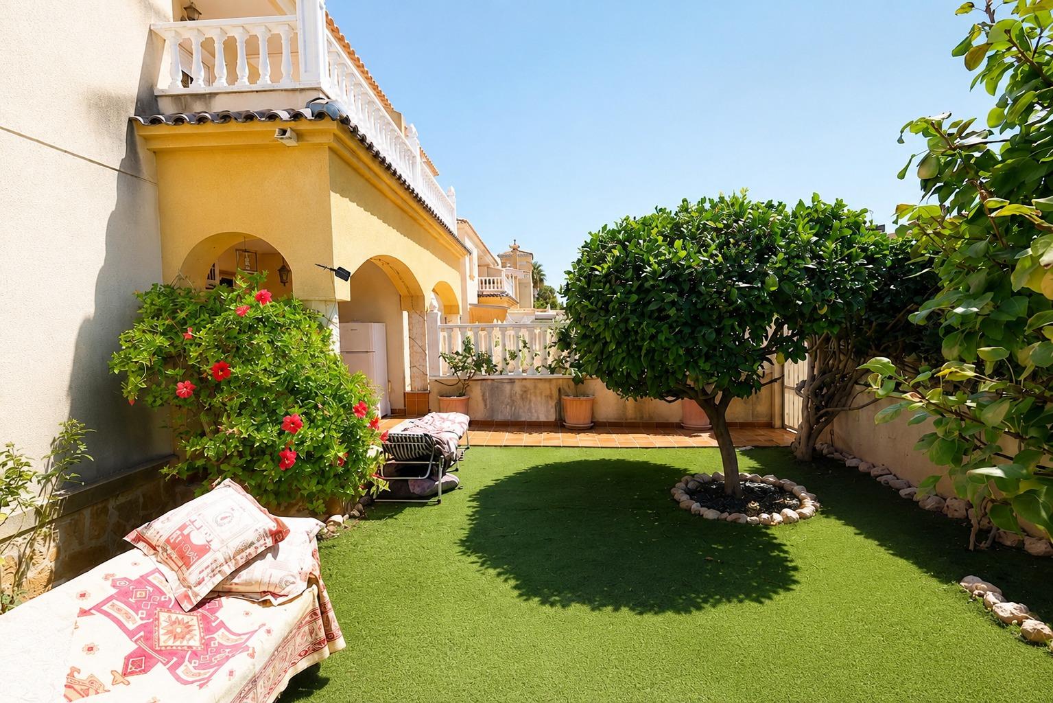 Orihuela Costa: Bungalow con Jardín, Sol y Playa, Bungalow en Lomas de Cabo Roig, Orihuela Costa. Disfruta el estilo de vida mediterráneo a 5 min de playas. Parcela privada, jardín, piscina comunitaria. ¡Listo