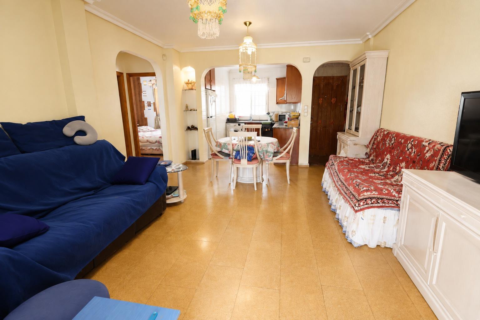 Orihuela Costa: Bungalow con Jardín, Sol y Playa, Bungalow en Lomas de Cabo Roig, Orihuela Costa. Disfruta el estilo de vida mediterráneo a 5 min de playas. Parcela privada, jardín, piscina comunitaria. ¡Listo