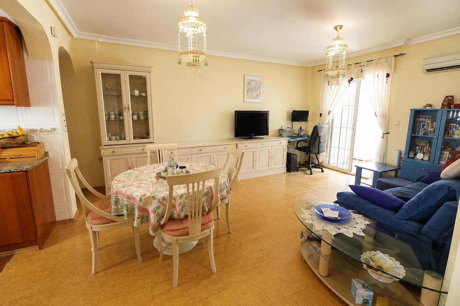 Orihuela Costa: Bungalow con Jardín, Sol y Playa, Bungalow en Lomas de Cabo Roig, Orihuela Costa. Disfruta el estilo de vida mediterráneo a 5 min de playas. Parcela privada, jardín, piscina comunitaria. ¡Listo