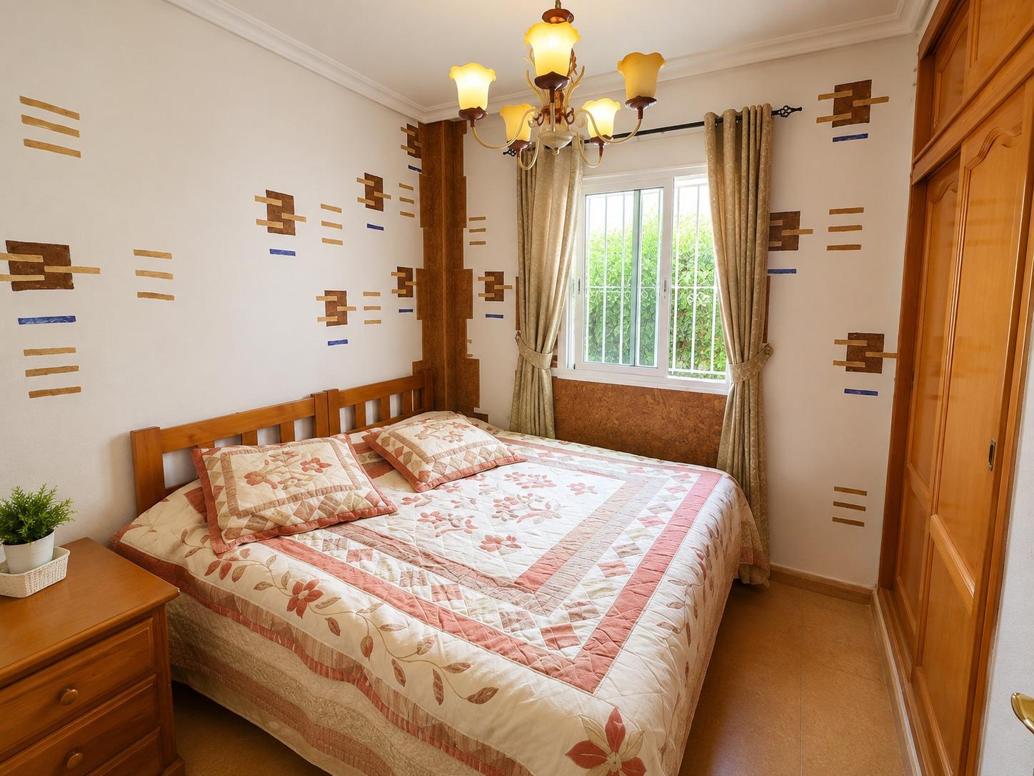 Orihuela Costa: Bungalow con Jardín, Sol y Playa, Bungalow en Lomas de Cabo Roig, Orihuela Costa. Disfruta el estilo de vida mediterráneo a 5 min de playas. Parcela privada, jardín, piscina comunitaria. ¡Listo