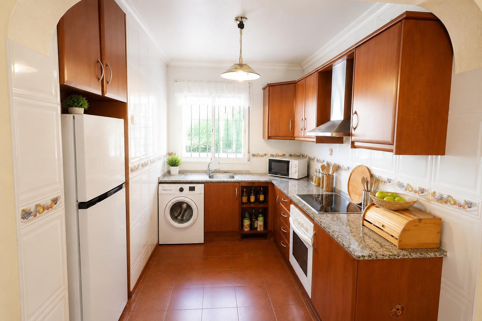 Orihuela Costa: Bungalow con Jardín, Sol y Playa, Bungalow en Lomas de Cabo Roig, Orihuela Costa. Disfruta el estilo de vida mediterráneo a 5 min de playas. Parcela privada, jardín, piscina comunitaria. ¡Listo