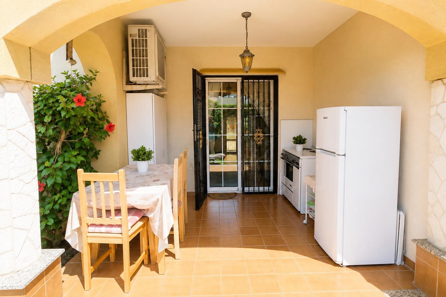 Orihuela Costa: Bungalow con Jardín, Sol y Playa, Bungalow en Lomas de Cabo Roig, Orihuela Costa. Disfruta el estilo de vida mediterráneo a 5 min de playas. Parcela privada, jardín, piscina comunitaria. ¡Listo