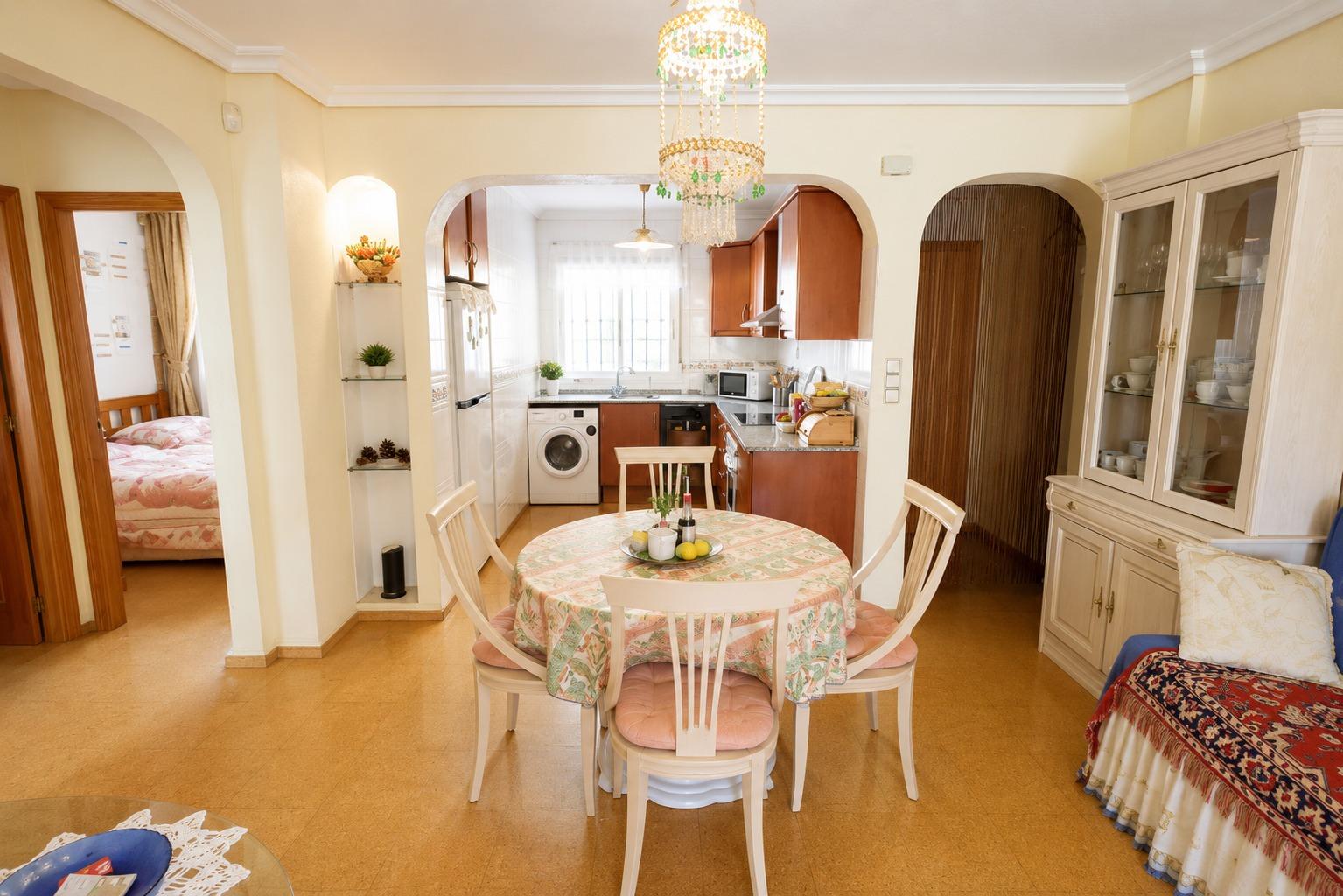 Orihuela Costa: Bungalow con Jardín, Sol y Playa, Bungalow en Lomas de Cabo Roig, Orihuela Costa. Disfruta el estilo de vida mediterráneo a 5 min de playas. Parcela privada, jardín, piscina comunitaria. ¡Listo