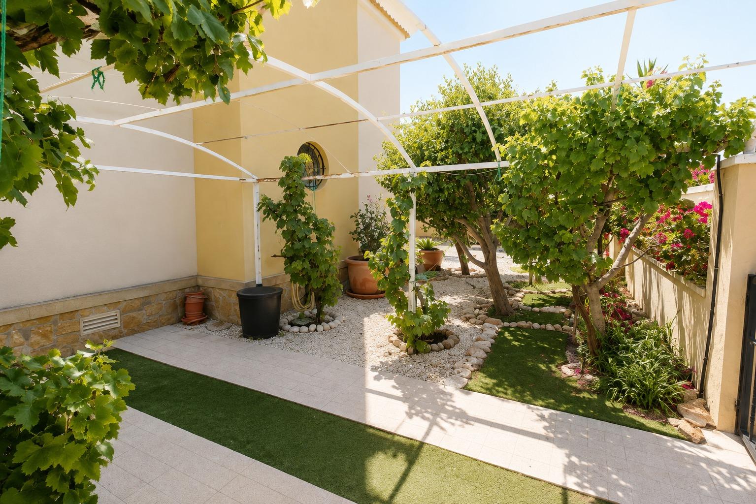Orihuela Costa: Bungalow con Jardín, Sol y Playa, Bungalow en Lomas de Cabo Roig, Orihuela Costa. Disfruta el estilo de vida mediterráneo a 5 min de playas. Parcela privada, jardín, piscina comunitaria. ¡Listo