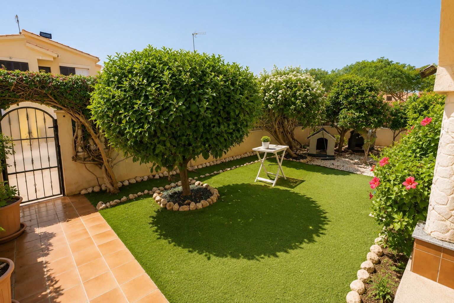 Orihuela Costa: Bungalow con Jardín, Sol y Playa, Bungalow en Lomas de Cabo Roig, Orihuela Costa. Disfruta el estilo de vida mediterráneo a 5 min de playas. Parcela privada, jardín, piscina comunitaria. ¡Listo