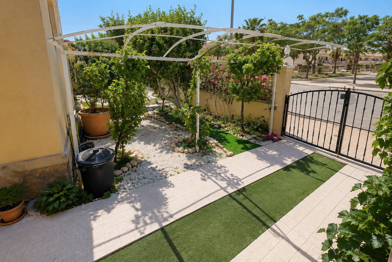 Orihuela Costa: Bungalow con Jardín, Sol y Playa, Bungalow en Lomas de Cabo Roig, Orihuela Costa. Disfruta el estilo de vida mediterráneo a 5 min de playas. Parcela privada, jardín, piscina comunitaria. ¡Listo