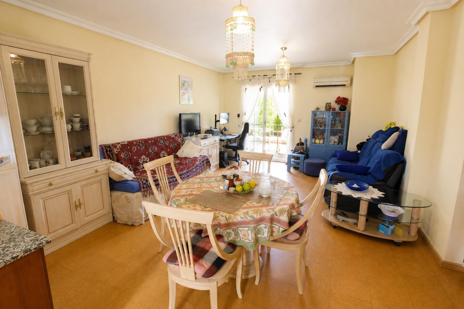 Orihuela Costa: Bungalow con Jardín, Sol y Playa, Bungalow en Lomas de Cabo Roig, Orihuela Costa. Disfruta el estilo de vida mediterráneo a 5 min de playas. Parcela privada, jardín, piscina comunitaria. ¡Listo