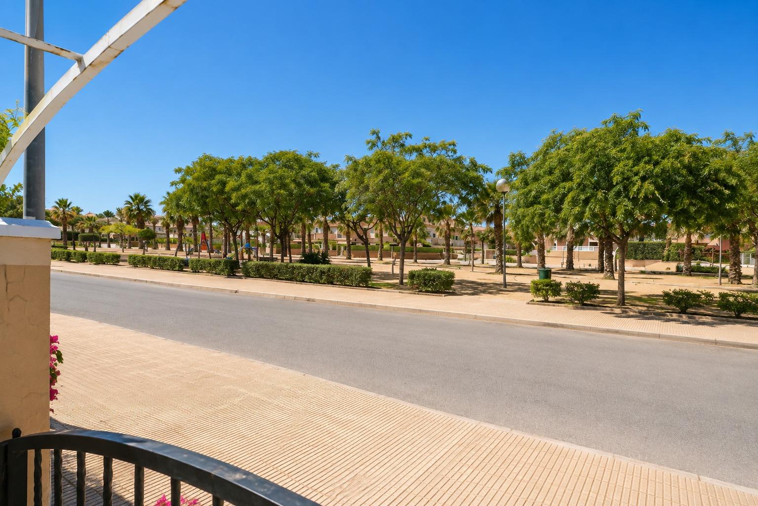 Orihuela Costa: Bungalow con Jardín, Sol y Playa, Bungalow en Lomas de Cabo Roig, Orihuela Costa. Disfruta el estilo de vida mediterráneo a 5 min de playas. Parcela privada, jardín, piscina comunitaria. ¡Listo
