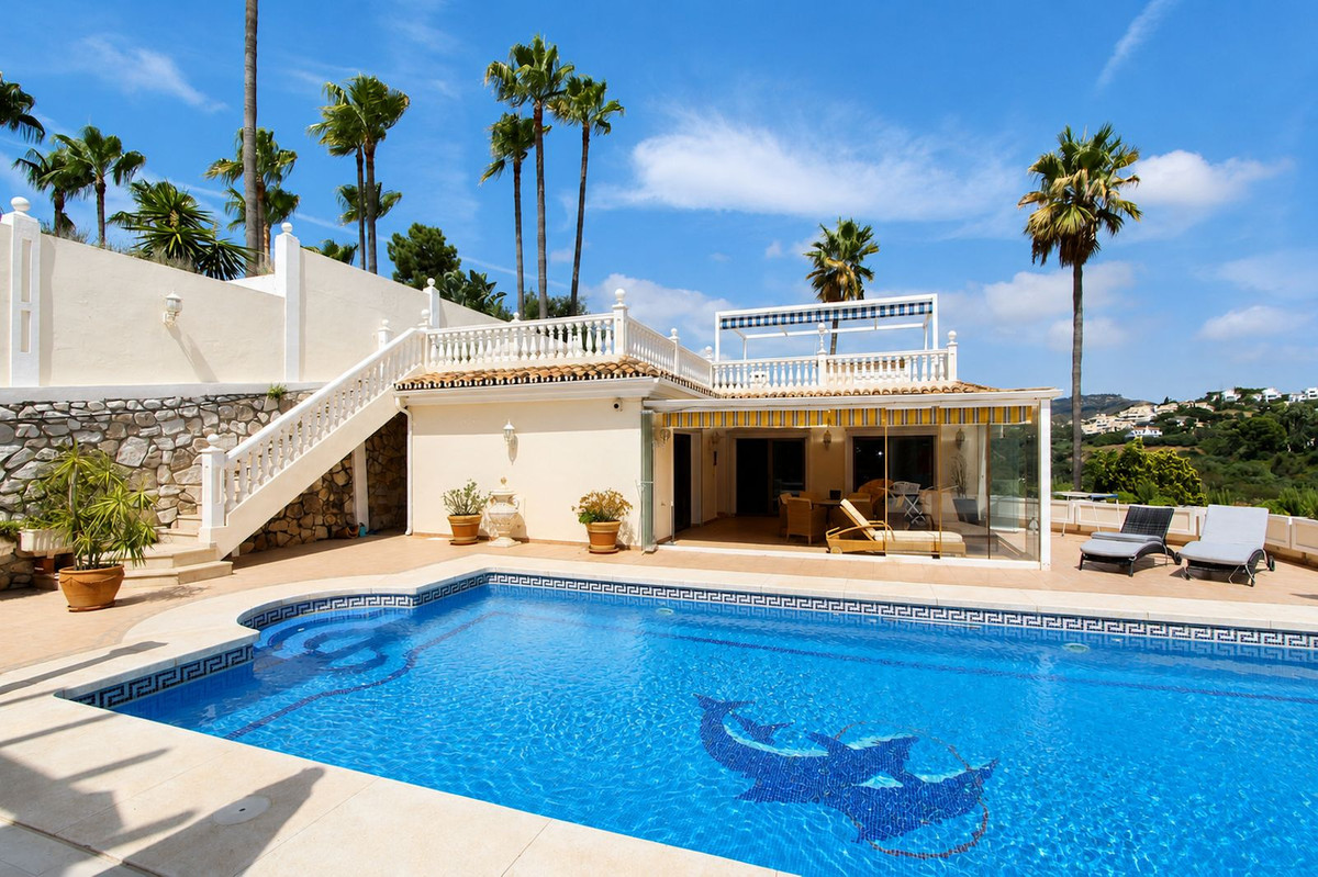 Villa de Lujo en Elviria: Vistas, Piscina y Potencial, Villa de lujo de 4 dormitorios en Elviria, Marbella Este. Disfrute de privacidad, vistas al mar, piscina climatizada y cocina exterior. Potencial para apartamen