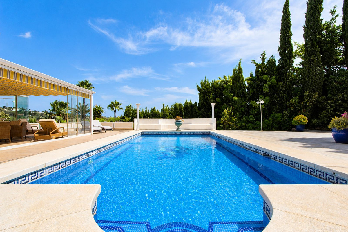 Villa de Lujo en Elviria: Vistas, Piscina y Potencial, Villa de lujo de 4 dormitorios en Elviria, Marbella Este. Disfrute de privacidad, vistas al mar, piscina climatizada y cocina exterior. Potencial para apartamen