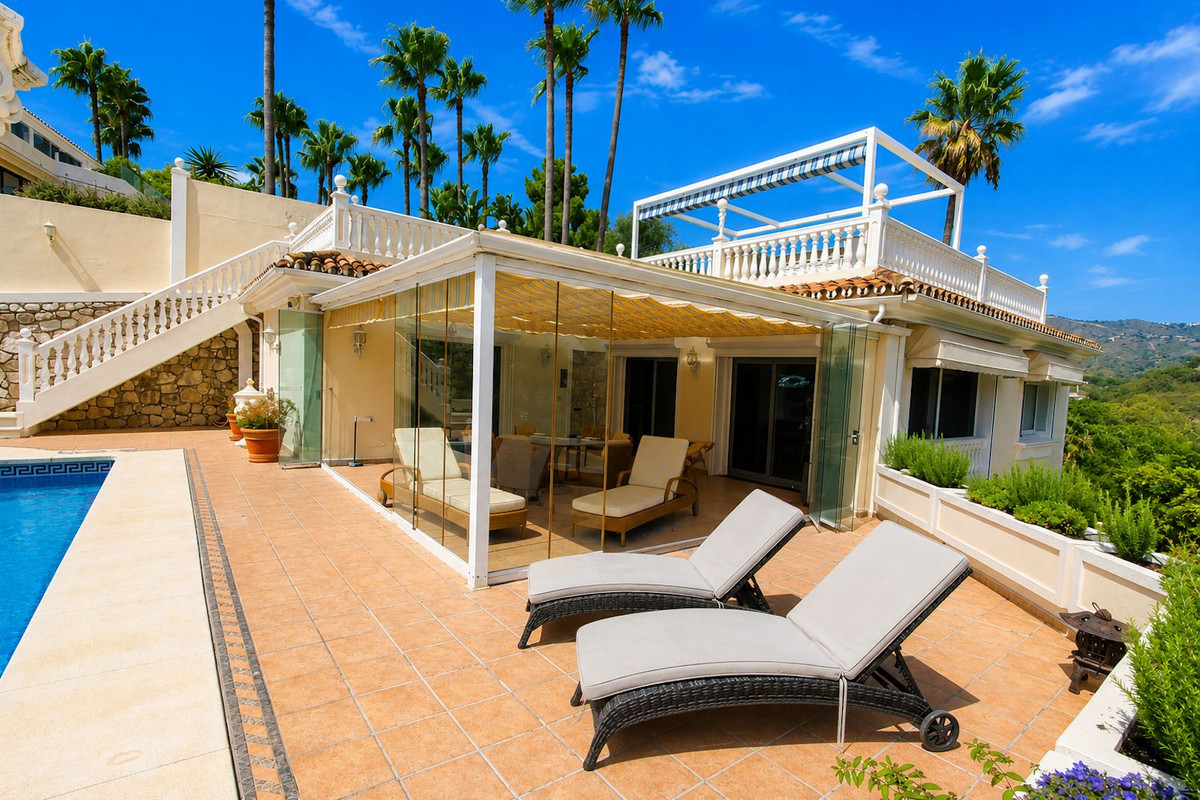 Villa de Lujo en Elviria: Vistas, Piscina y Potencial, Villa de lujo de 4 dormitorios en Elviria, Marbella Este. Disfrute de privacidad, vistas al mar, piscina climatizada y cocina exterior. Potencial para apartamen