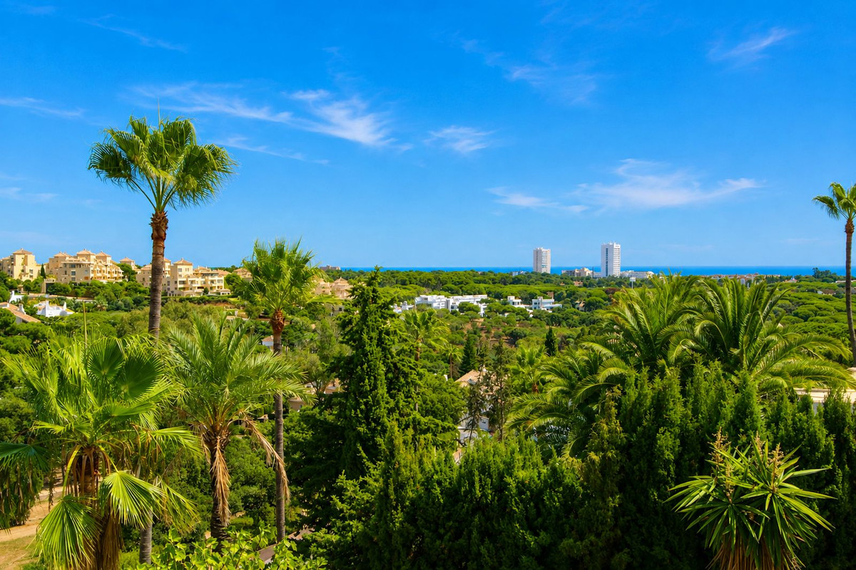 Villa de Lujo en Elviria: Vistas, Piscina y Potencial, Villa de lujo de 4 dormitorios en Elviria, Marbella Este. Disfrute de privacidad, vistas al mar, piscina climatizada y cocina exterior. Potencial para apartamen