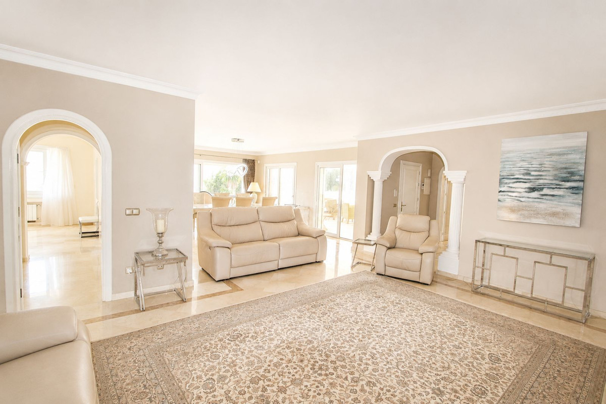 Villa de Lujo en Elviria: Vistas, Piscina y Potencial, Villa de lujo de 4 dormitorios en Elviria, Marbella Este. Disfrute de privacidad, vistas al mar, piscina climatizada y cocina exterior. Potencial para apartamen