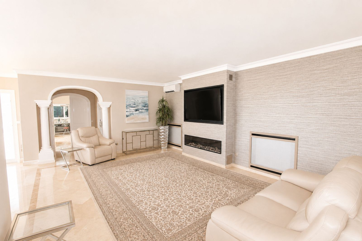Villa de Lujo en Elviria: Vistas, Piscina y Potencial, Villa de lujo de 4 dormitorios en Elviria, Marbella Este. Disfrute de privacidad, vistas al mar, piscina climatizada y cocina exterior. Potencial para apartamen