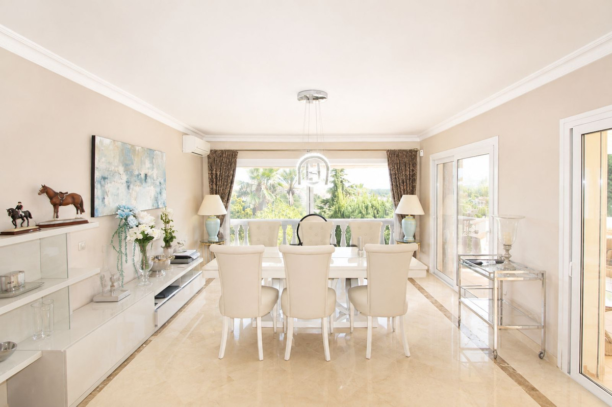 Villa de Lujo en Elviria: Vistas, Piscina y Potencial, Villa de lujo de 4 dormitorios en Elviria, Marbella Este. Disfrute de privacidad, vistas al mar, piscina climatizada y cocina exterior. Potencial para apartamen