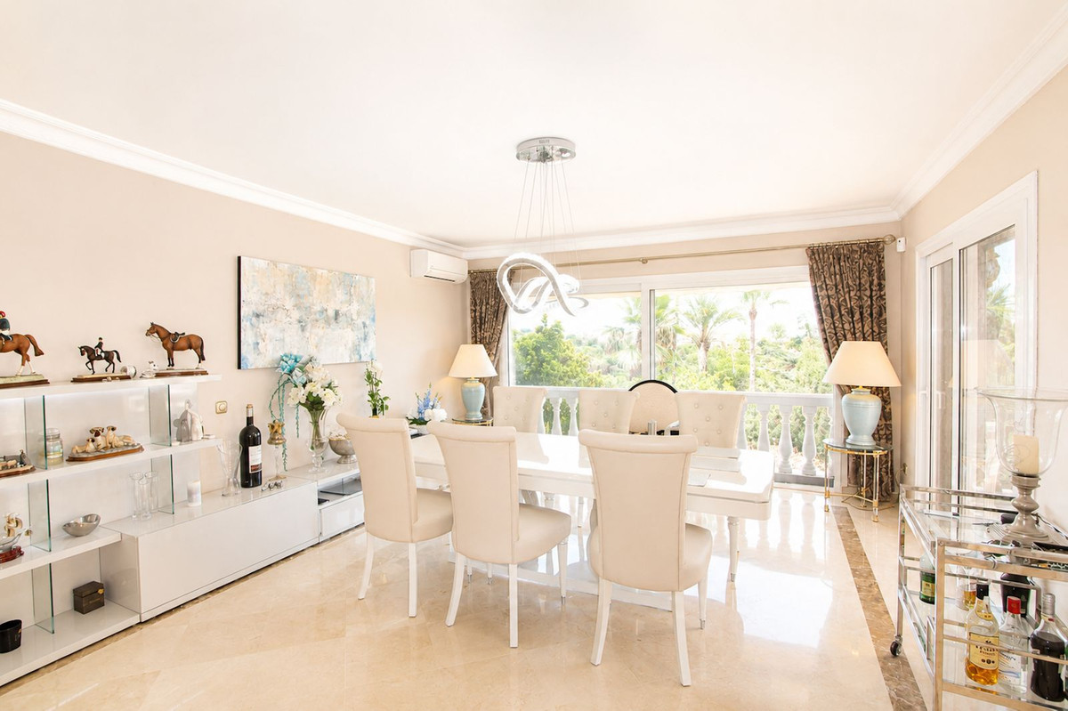 Villa de Lujo en Elviria: Vistas, Piscina y Potencial, Villa de lujo de 4 dormitorios en Elviria, Marbella Este. Disfrute de privacidad, vistas al mar, piscina climatizada y cocina exterior. Potencial para apartamen