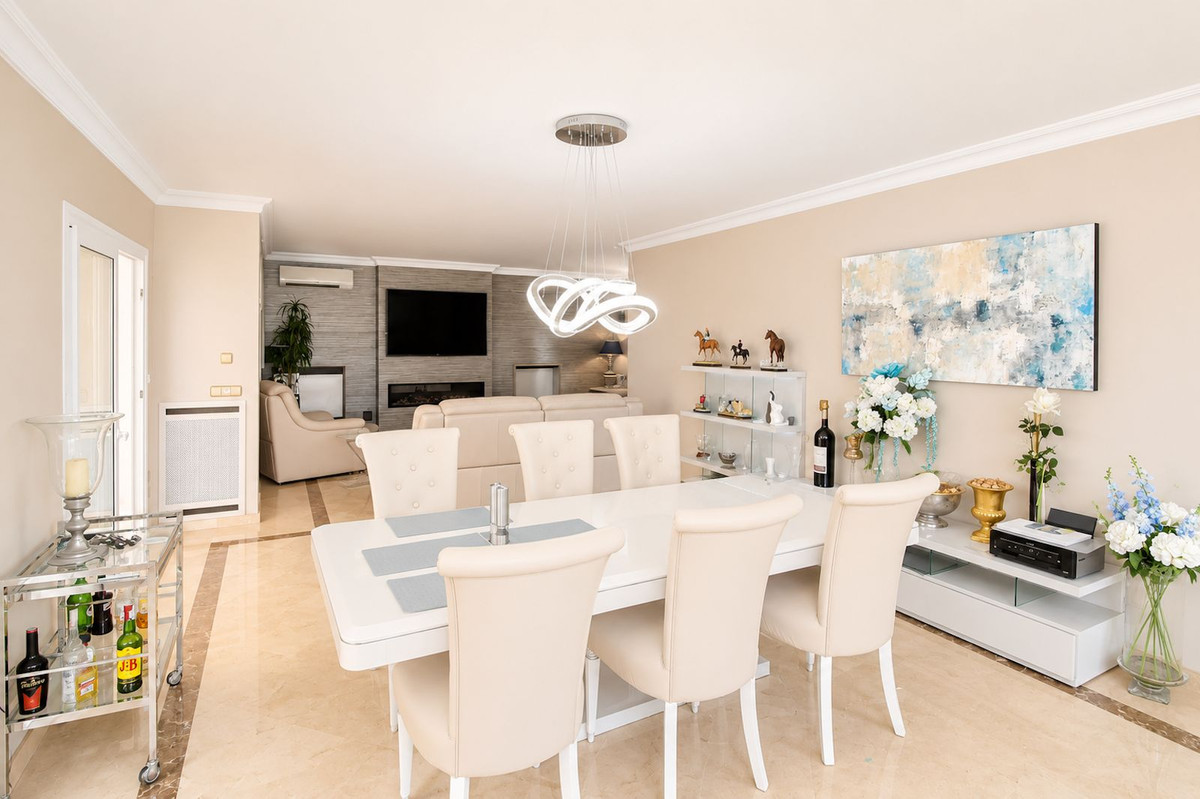 Villa de Lujo en Elviria: Vistas, Piscina y Potencial, Villa de lujo de 4 dormitorios en Elviria, Marbella Este. Disfrute de privacidad, vistas al mar, piscina climatizada y cocina exterior. Potencial para apartamen