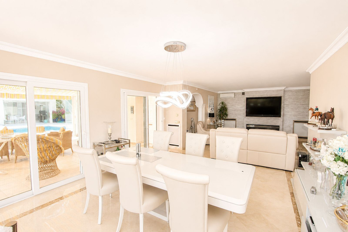Villa de Lujo en Elviria: Vistas, Piscina y Potencial, Villa de lujo de 4 dormitorios en Elviria, Marbella Este. Disfrute de privacidad, vistas al mar, piscina climatizada y cocina exterior. Potencial para apartamen