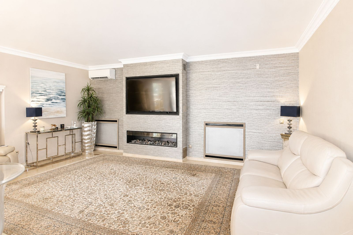 Villa de Lujo en Elviria: Vistas, Piscina y Potencial, Villa de lujo de 4 dormitorios en Elviria, Marbella Este. Disfrute de privacidad, vistas al mar, piscina climatizada y cocina exterior. Potencial para apartamen