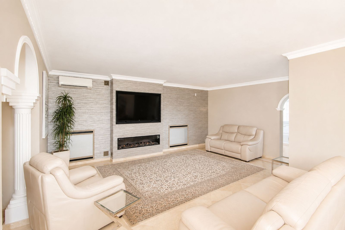 Villa de Lujo en Elviria: Vistas, Piscina y Potencial, Villa de lujo de 4 dormitorios en Elviria, Marbella Este. Disfrute de privacidad, vistas al mar, piscina climatizada y cocina exterior. Potencial para apartamen
