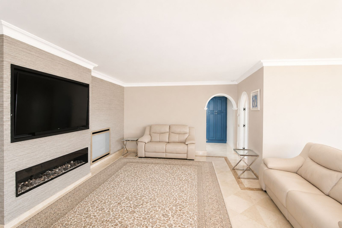 Villa de Lujo en Elviria: Vistas, Piscina y Potencial, Villa de lujo de 4 dormitorios en Elviria, Marbella Este. Disfrute de privacidad, vistas al mar, piscina climatizada y cocina exterior. Potencial para apartamen