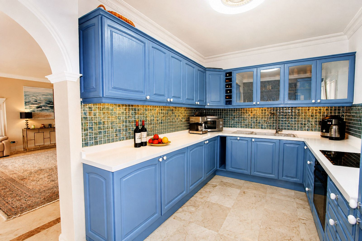 Villa de Lujo en Elviria: Vistas, Piscina y Potencial, Villa de lujo de 4 dormitorios en Elviria, Marbella Este. Disfrute de privacidad, vistas al mar, piscina climatizada y cocina exterior. Potencial para apartamen