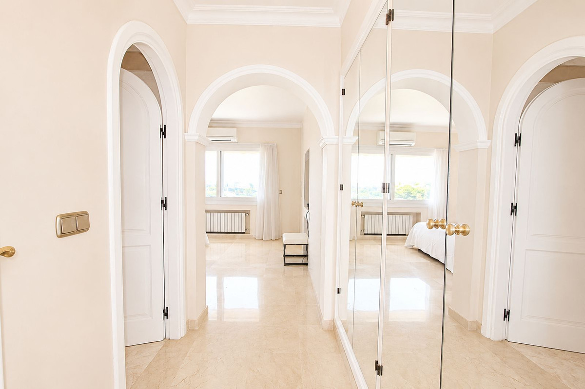 Villa de Lujo en Elviria: Vistas, Piscina y Potencial, Villa de lujo de 4 dormitorios en Elviria, Marbella Este. Disfrute de privacidad, vistas al mar, piscina climatizada y cocina exterior. Potencial para apartamen
