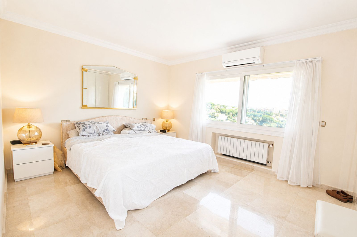 Villa de Lujo en Elviria: Vistas, Piscina y Potencial, Villa de lujo de 4 dormitorios en Elviria, Marbella Este. Disfrute de privacidad, vistas al mar, piscina climatizada y cocina exterior. Potencial para apartamen