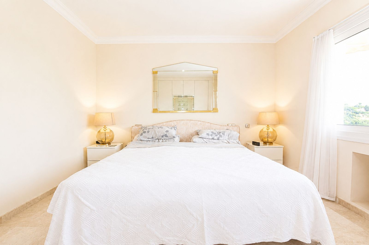 Villa de Lujo en Elviria: Vistas, Piscina y Potencial, Villa de lujo de 4 dormitorios en Elviria, Marbella Este. Disfrute de privacidad, vistas al mar, piscina climatizada y cocina exterior. Potencial para apartamen