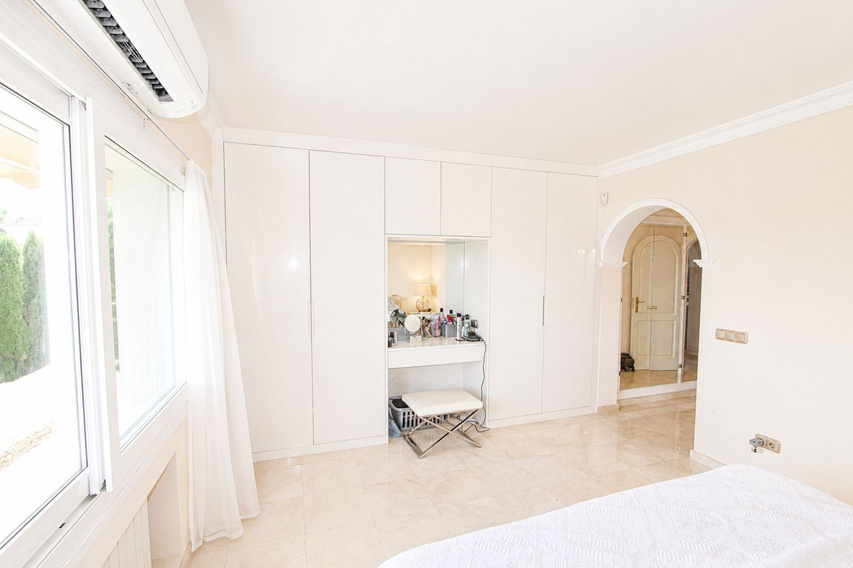 Villa de Lujo en Elviria: Vistas, Piscina y Potencial, Villa de lujo de 4 dormitorios en Elviria, Marbella Este. Disfrute de privacidad, vistas al mar, piscina climatizada y cocina exterior. Potencial para apartamen